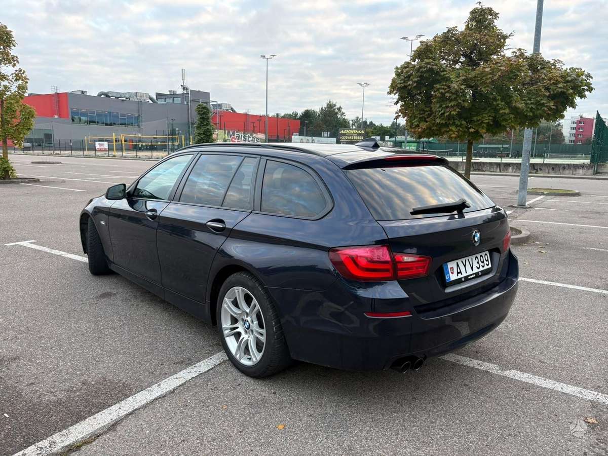 BMW 525 2011 — салон