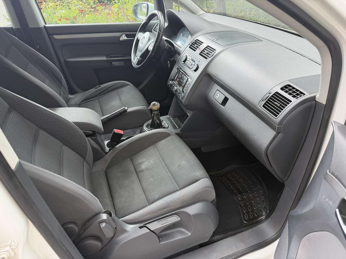 Volkswagen Touran 2011 — photo 11