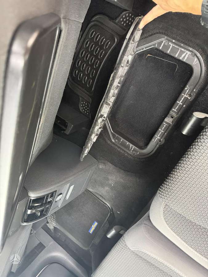 Volkswagen Touran 2011 — photo 14