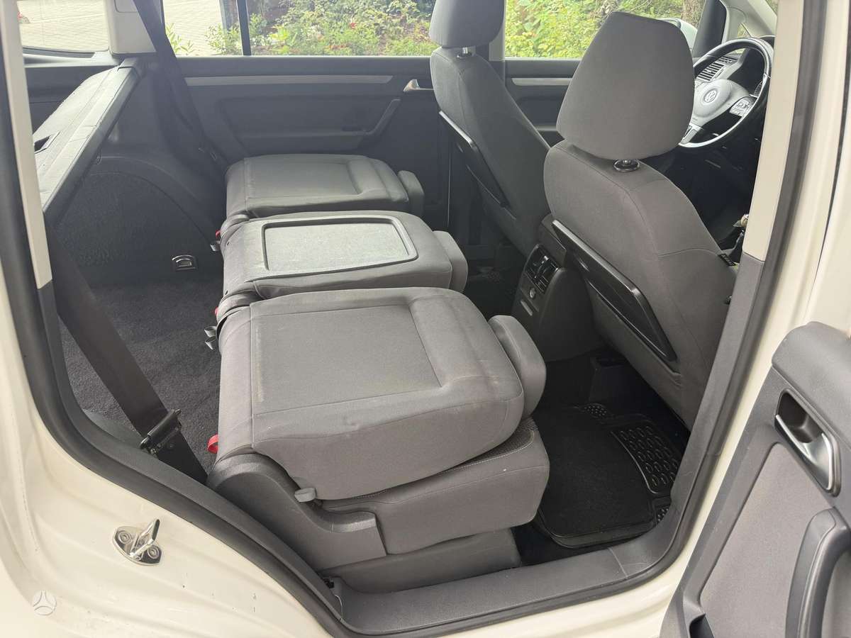 Volkswagen Touran 2011 — photo 16