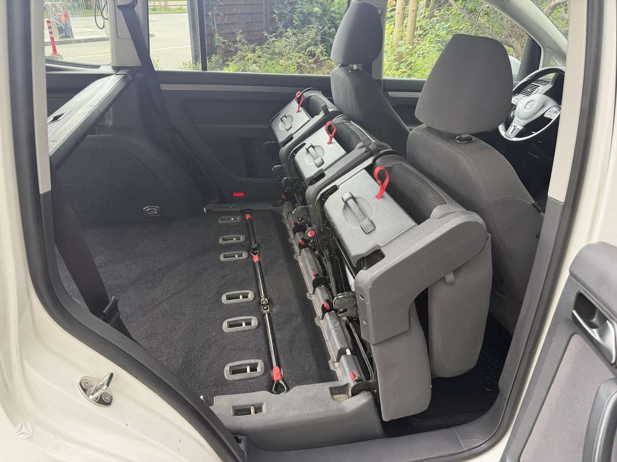 Volkswagen Touran 2011 — photo 17