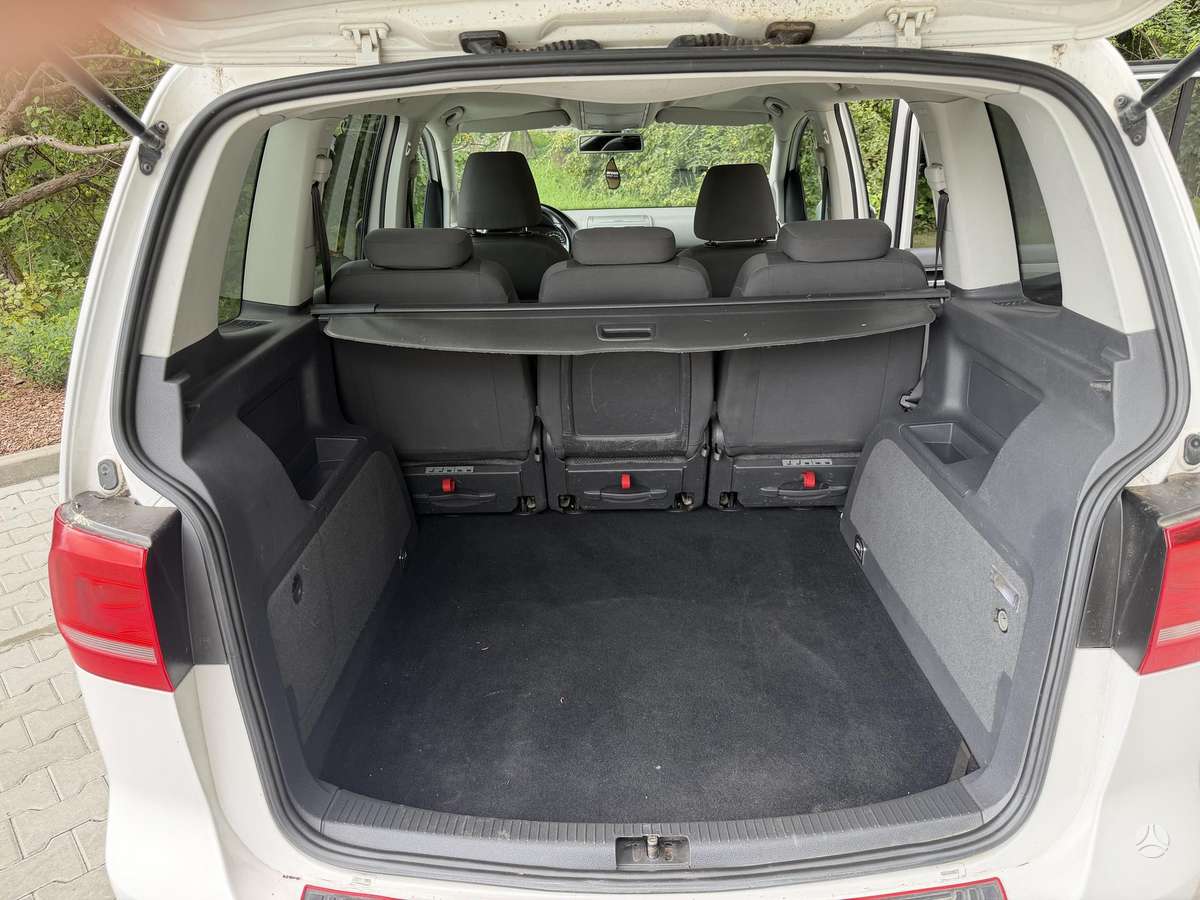 Volkswagen Touran 2011 — photo 18