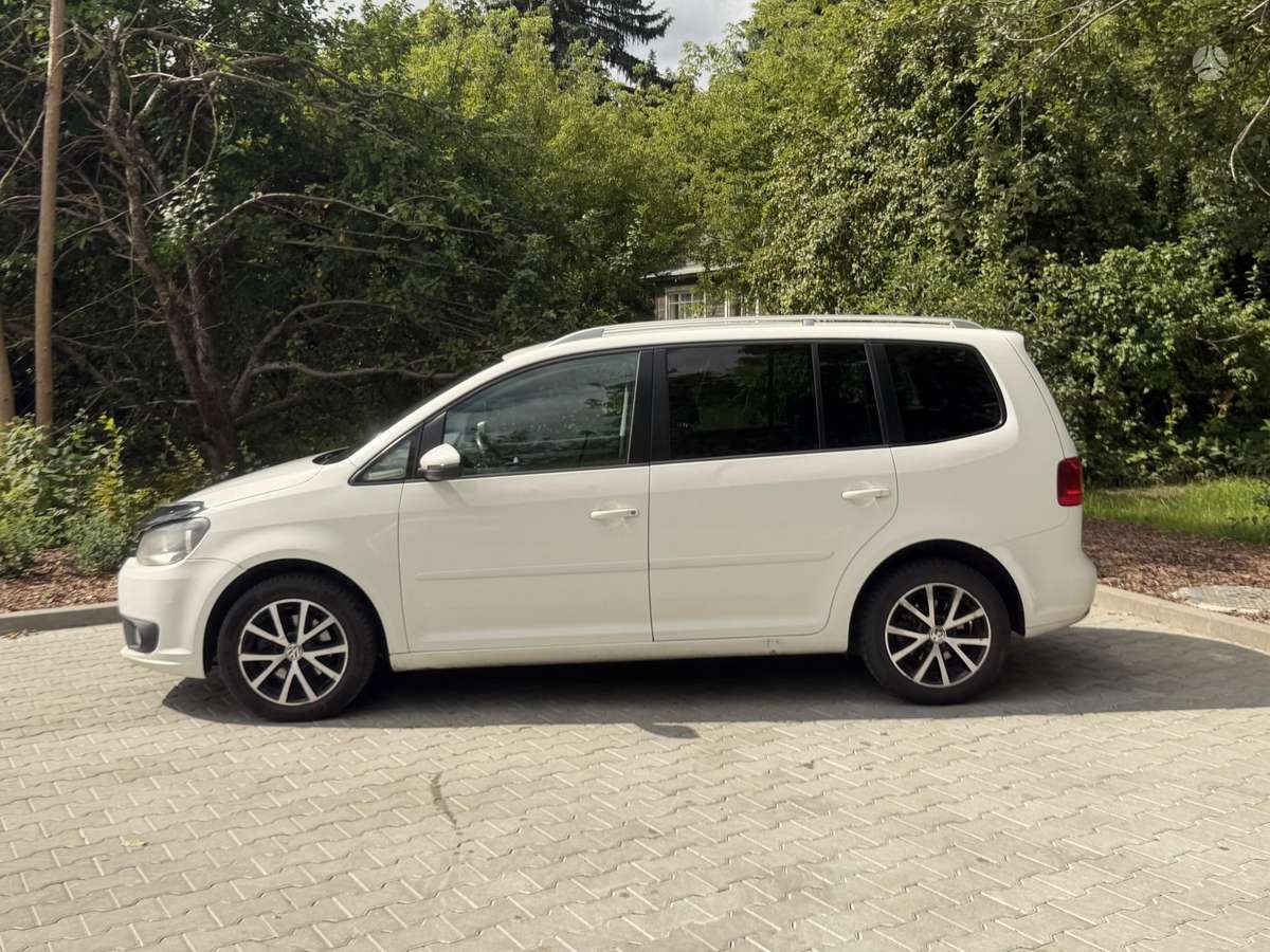 Volkswagen Touran 2011 — rear view