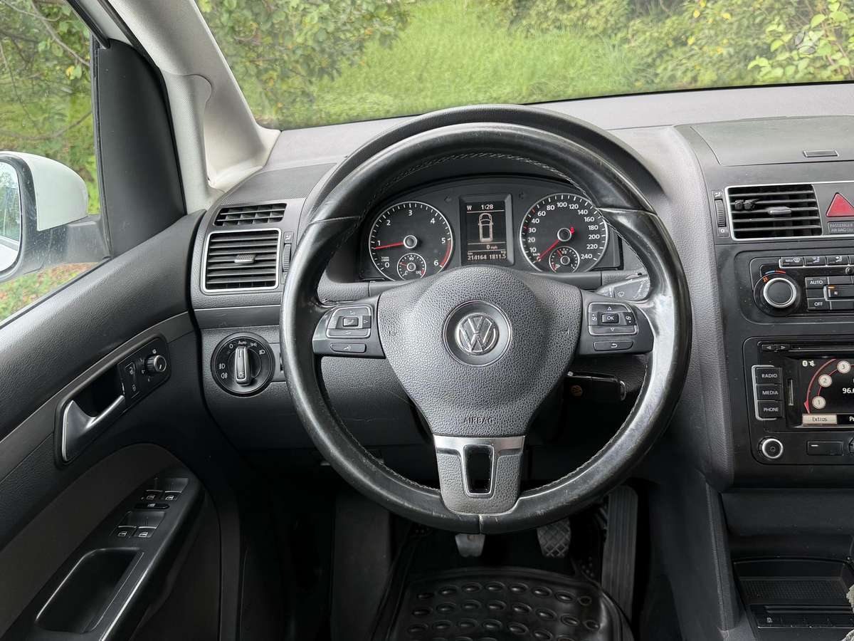 Volkswagen Touran 2011 — photo 21