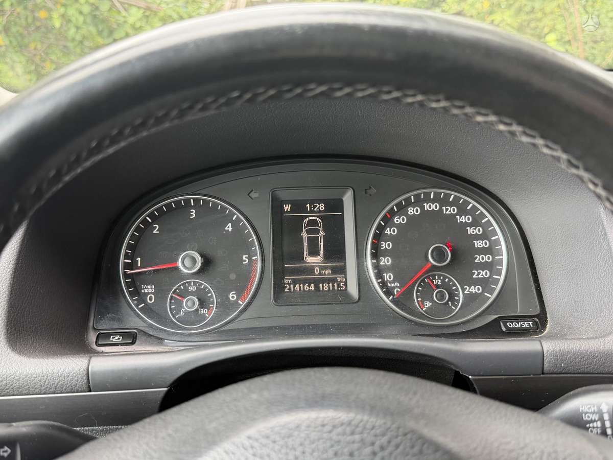 Volkswagen Touran 2011 — photo 22