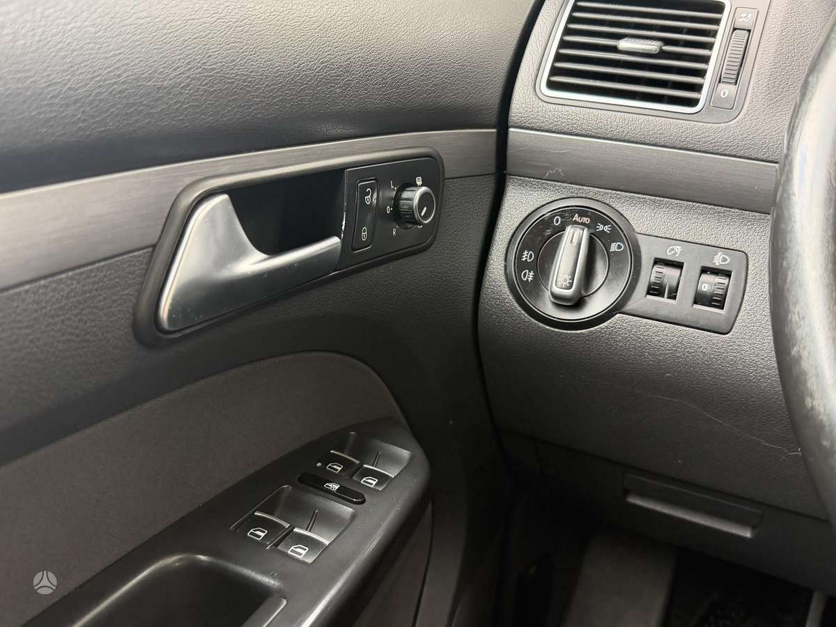 Volkswagen Touran 2011 — photo 24
