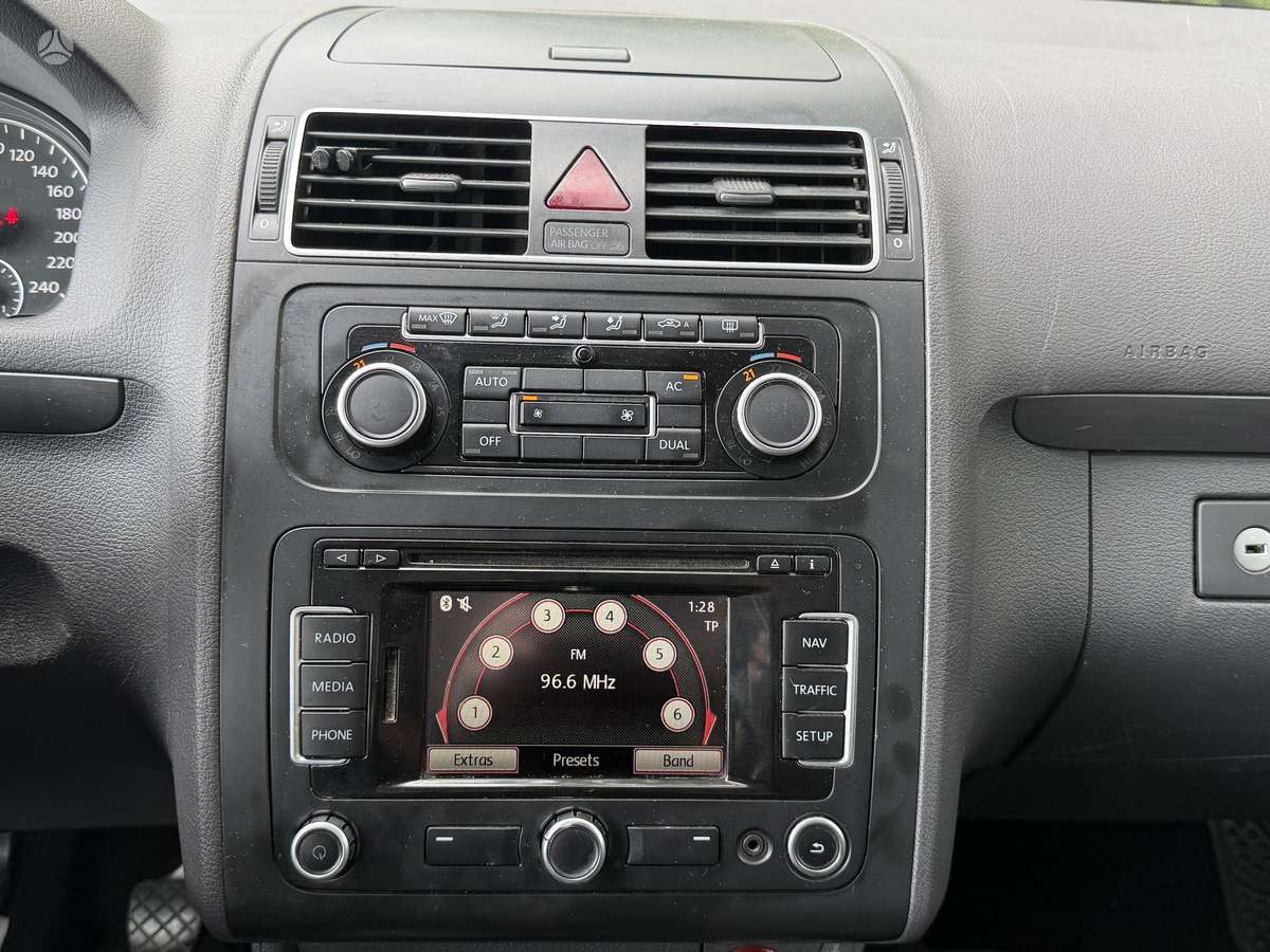 Volkswagen Touran 2011 — photo 25