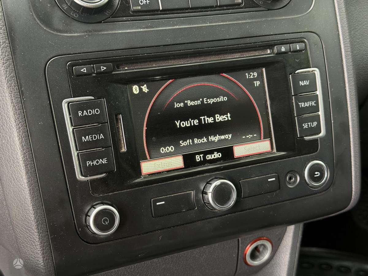Volkswagen Touran 2011 — photo 26