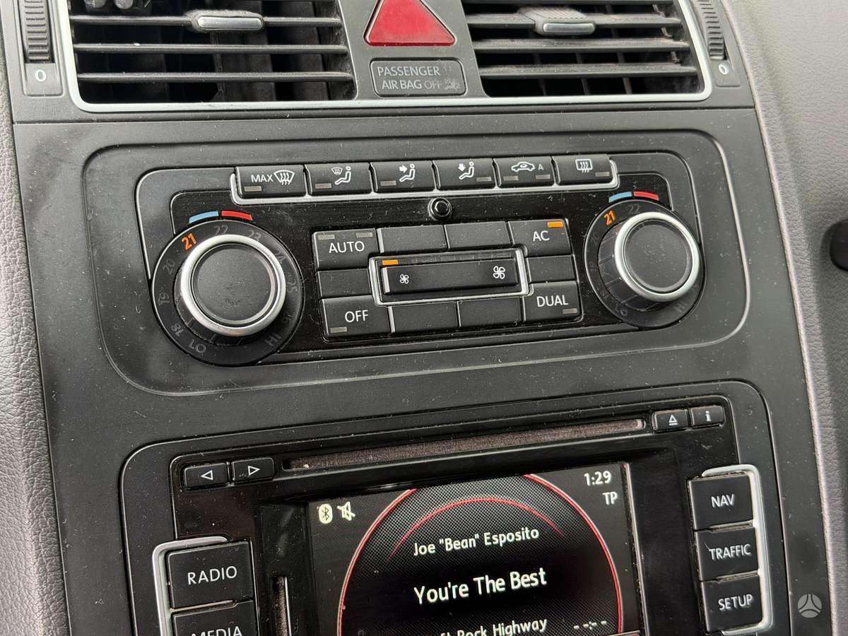 Volkswagen Touran 2011 — photo 28
