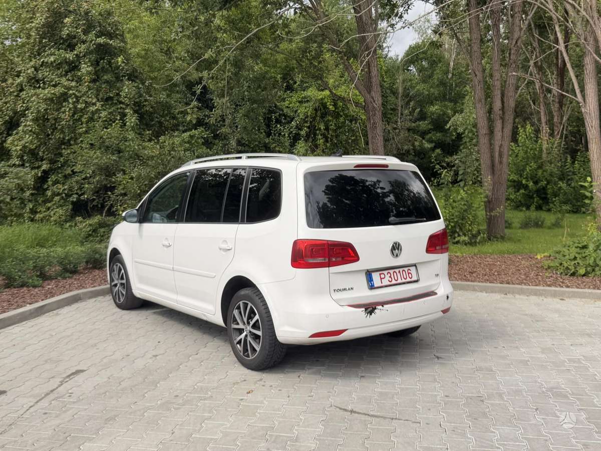 Volkswagen Touran 2011 — interior