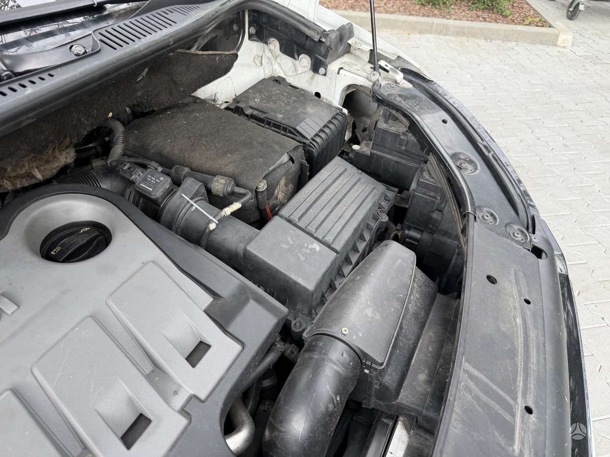 Volkswagen Touran 2011 — photo 31
