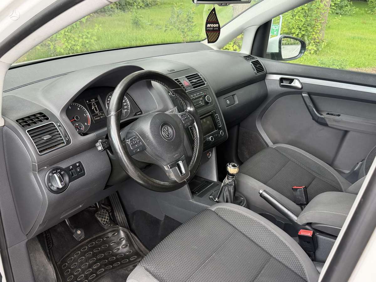 Volkswagen Touran 2011 — photo 9