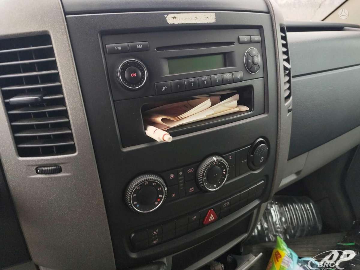 Volkswagen Crafter 2010 — photo 11