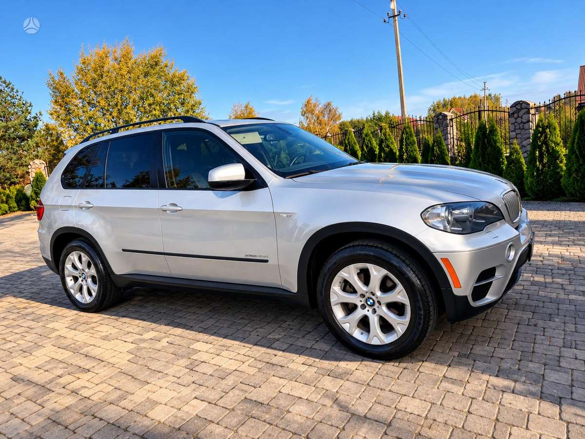 BMW X5 2011 — rear view