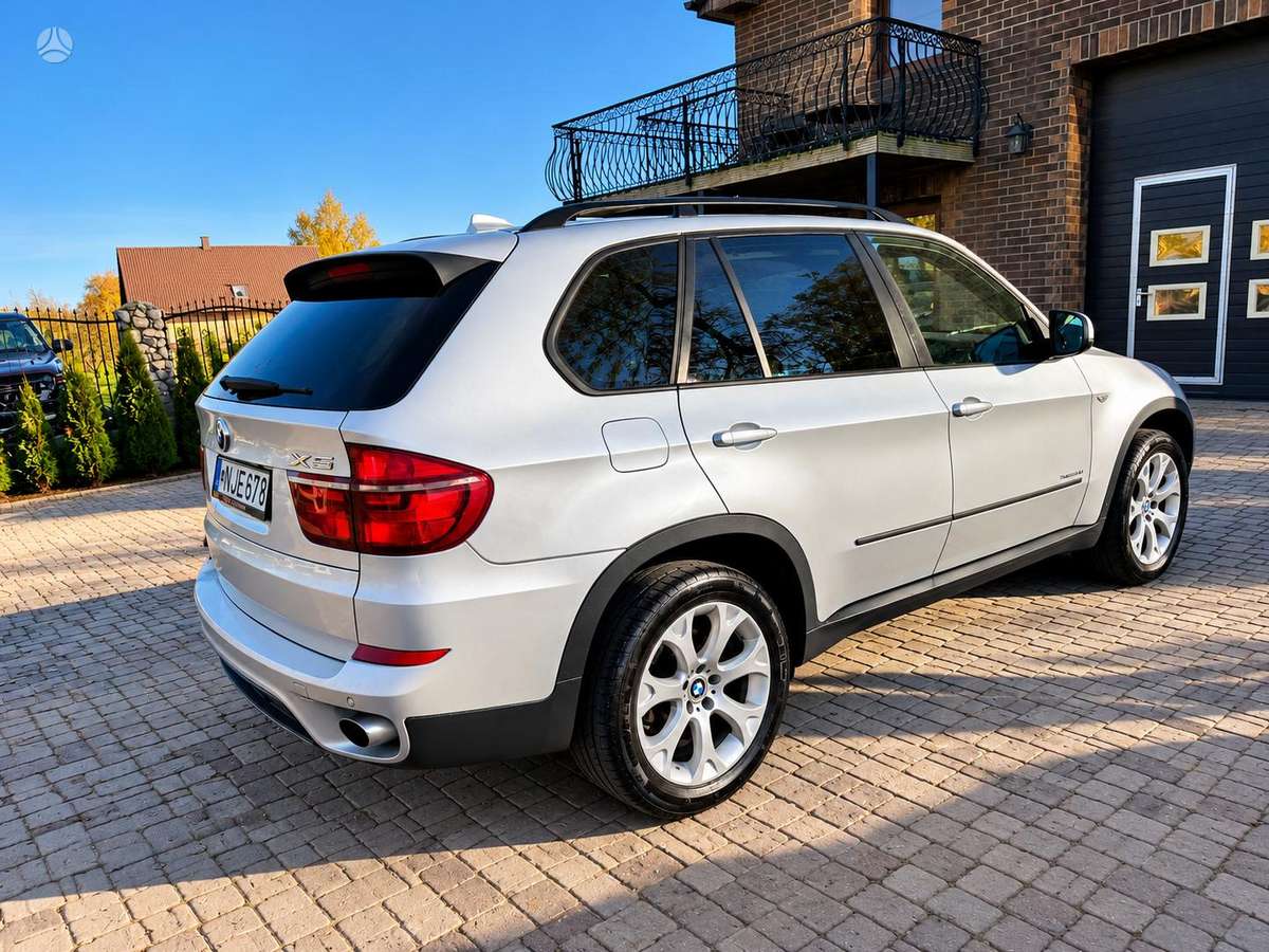 BMW X5 2011 — interior