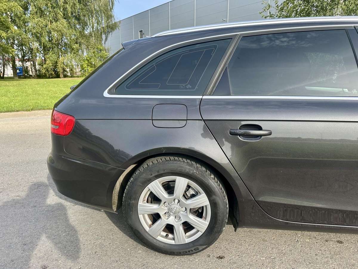 Audi A4 2009 — photo 12
