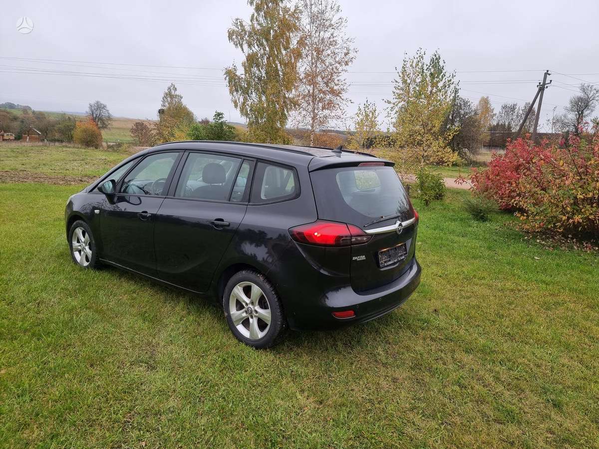 Opel Zafira 2012 — вигляд ззаду