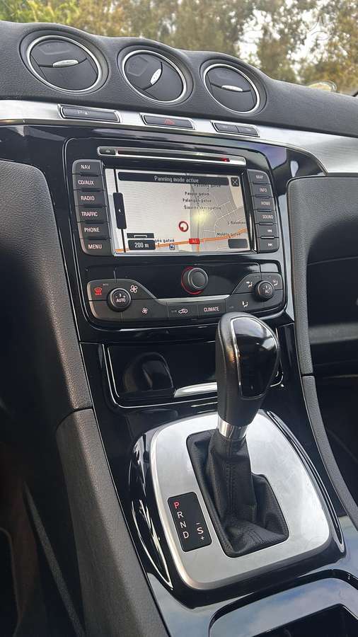 Ford S-MAX 2010 — photo 21