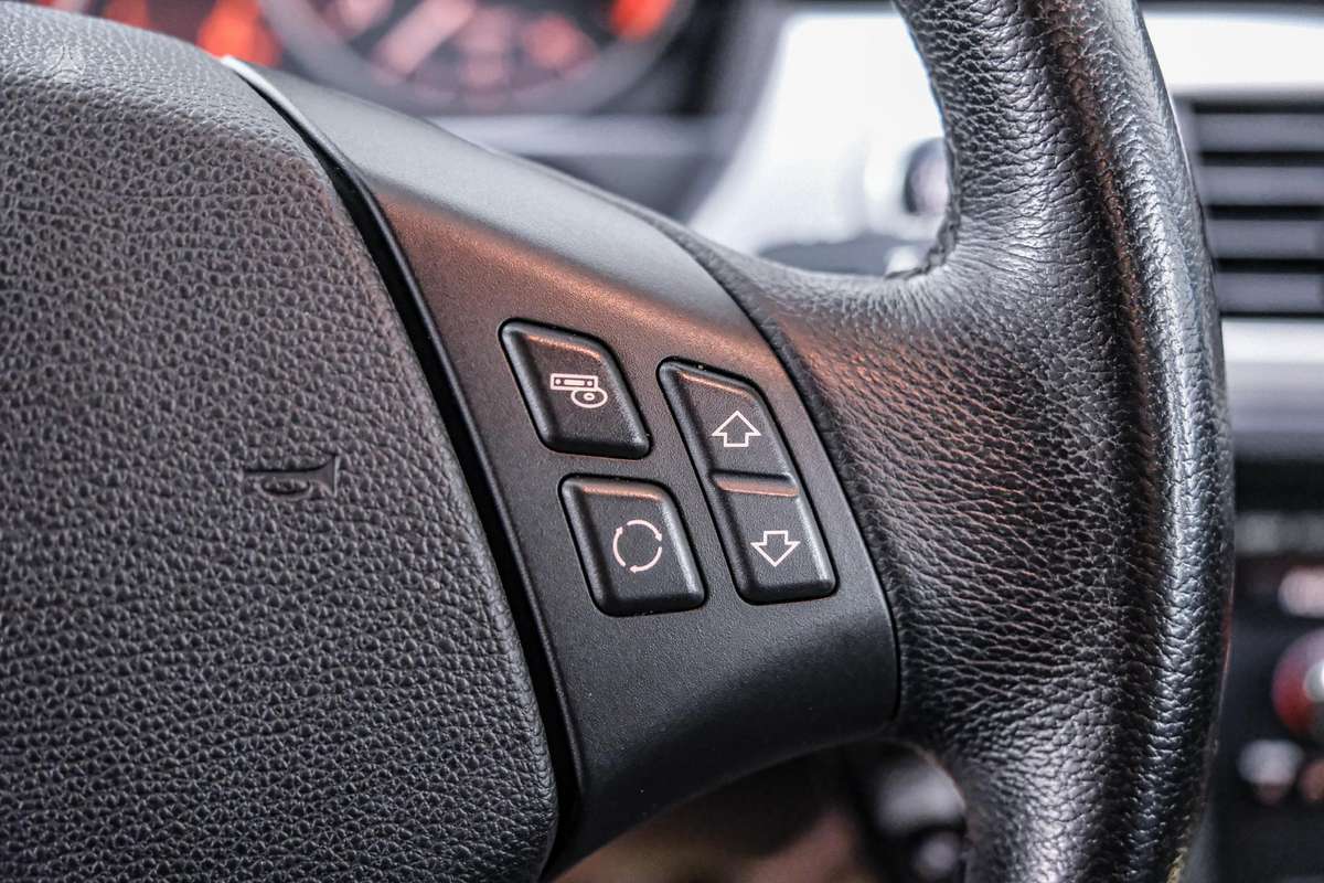 BMW 330 2008 — photo 16