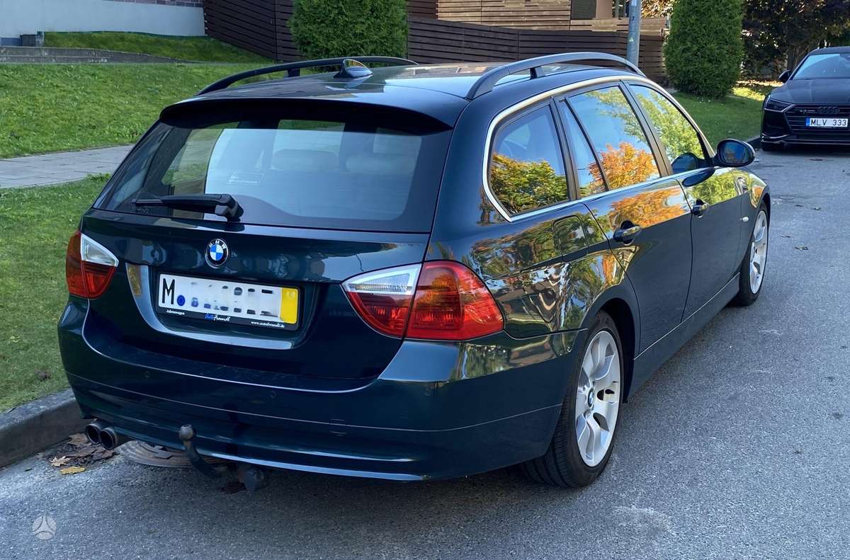 BMW 325 2008 — салон