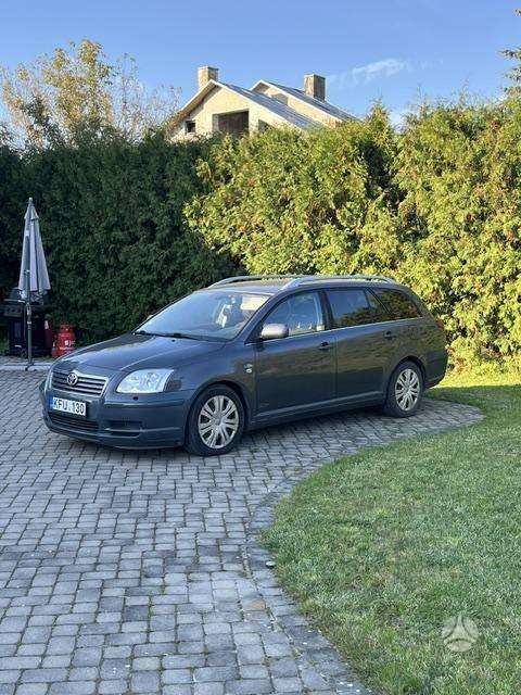 Toyota Avensis 2005 — вигляд ззаду
