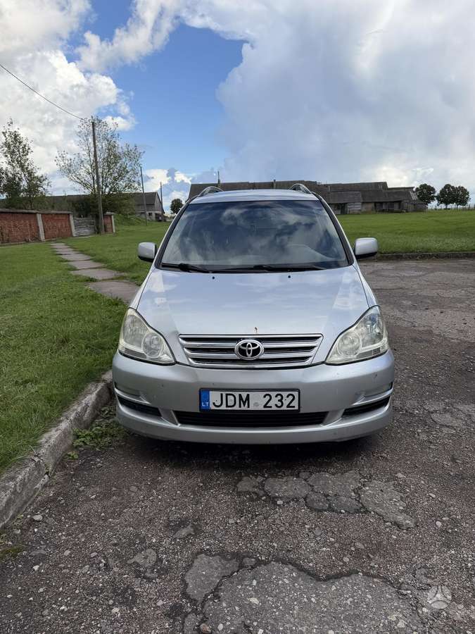 Toyota Avensis 2004 — вигляд ззаду