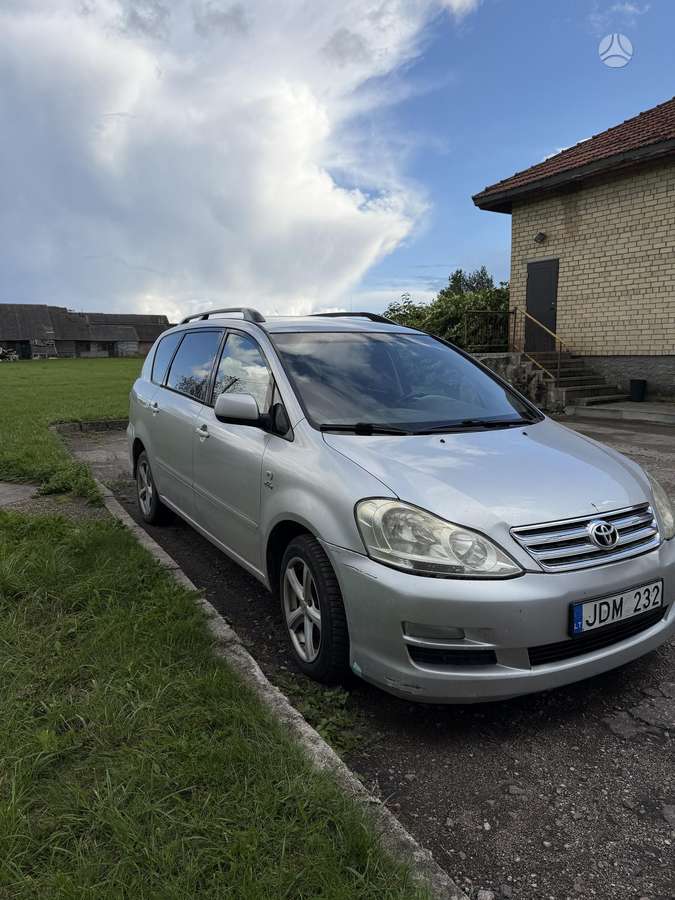 Toyota Avensis 2004 — салон