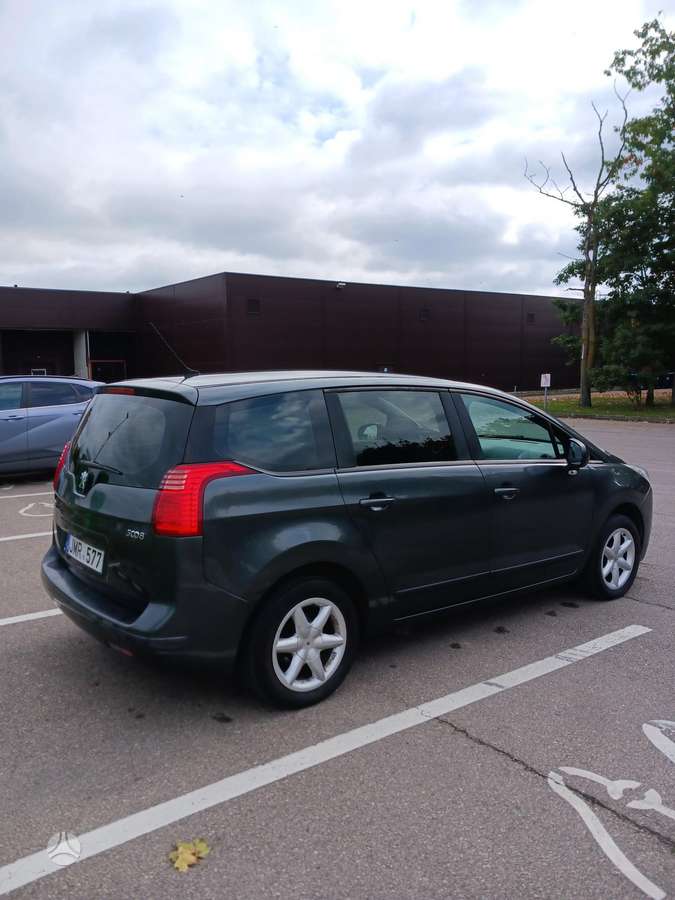 Peugeot 5008 2010 — салон