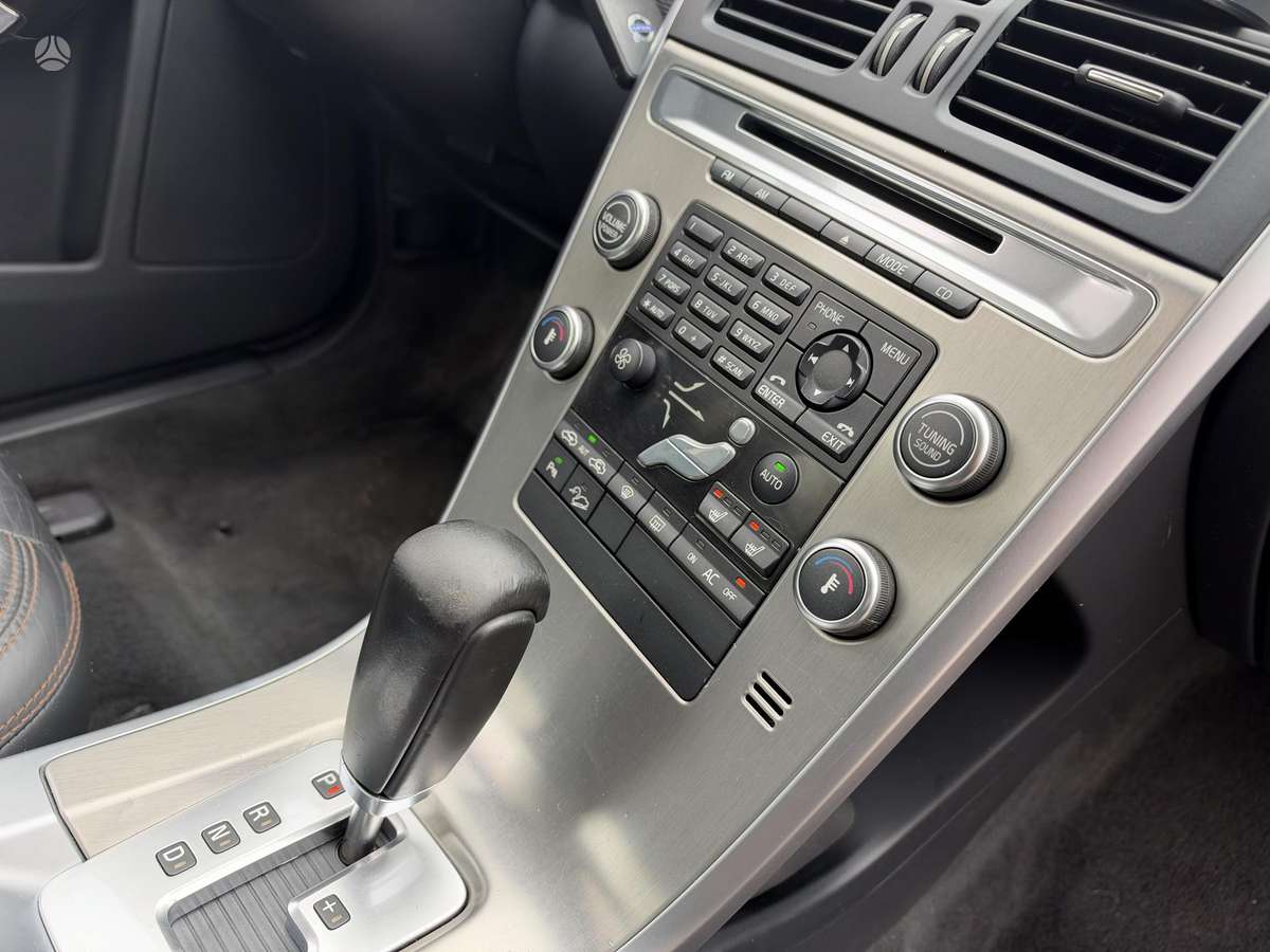 Volvo XC60 2010 — photo 10