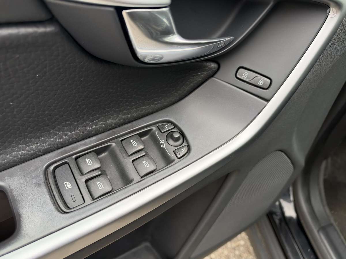 Volvo XC60 2010 — photo 15