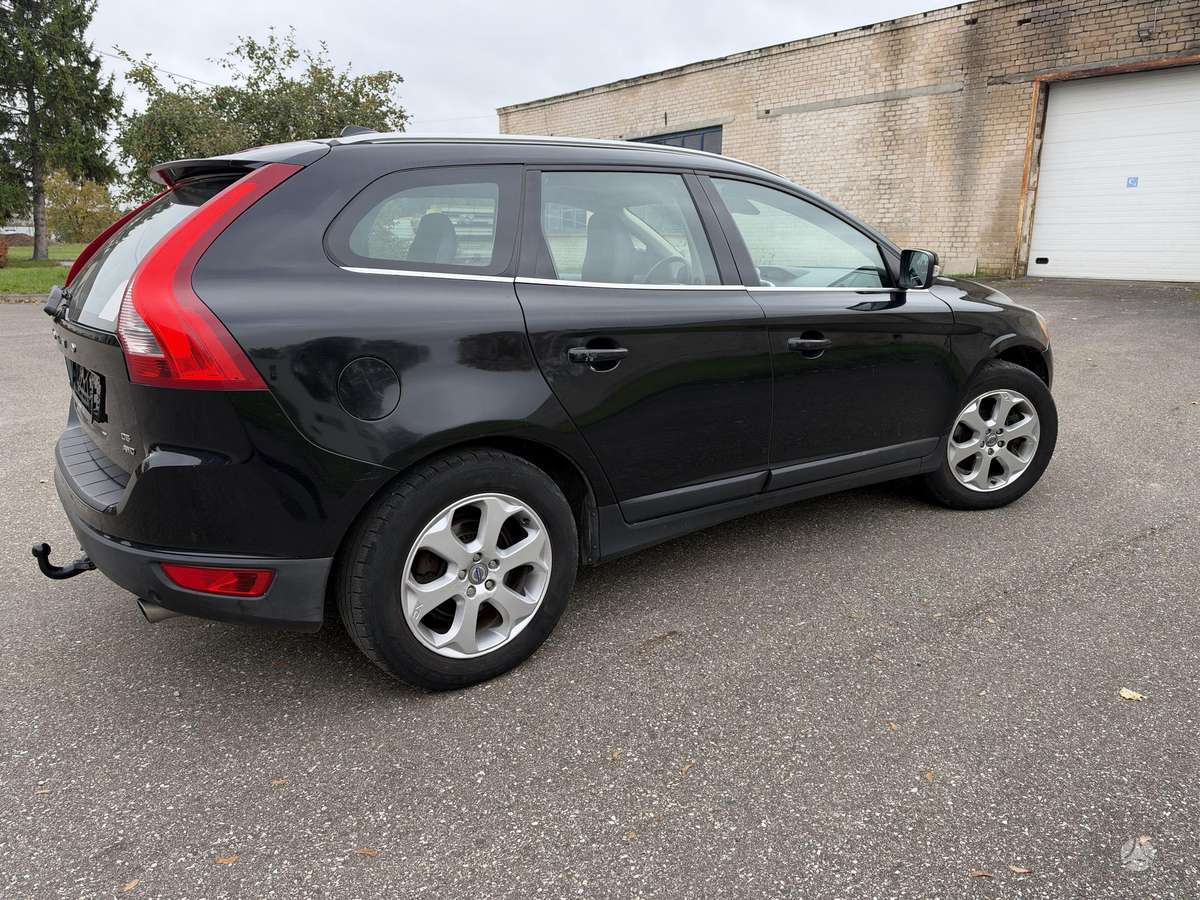 Volvo XC60 2010 — rear view