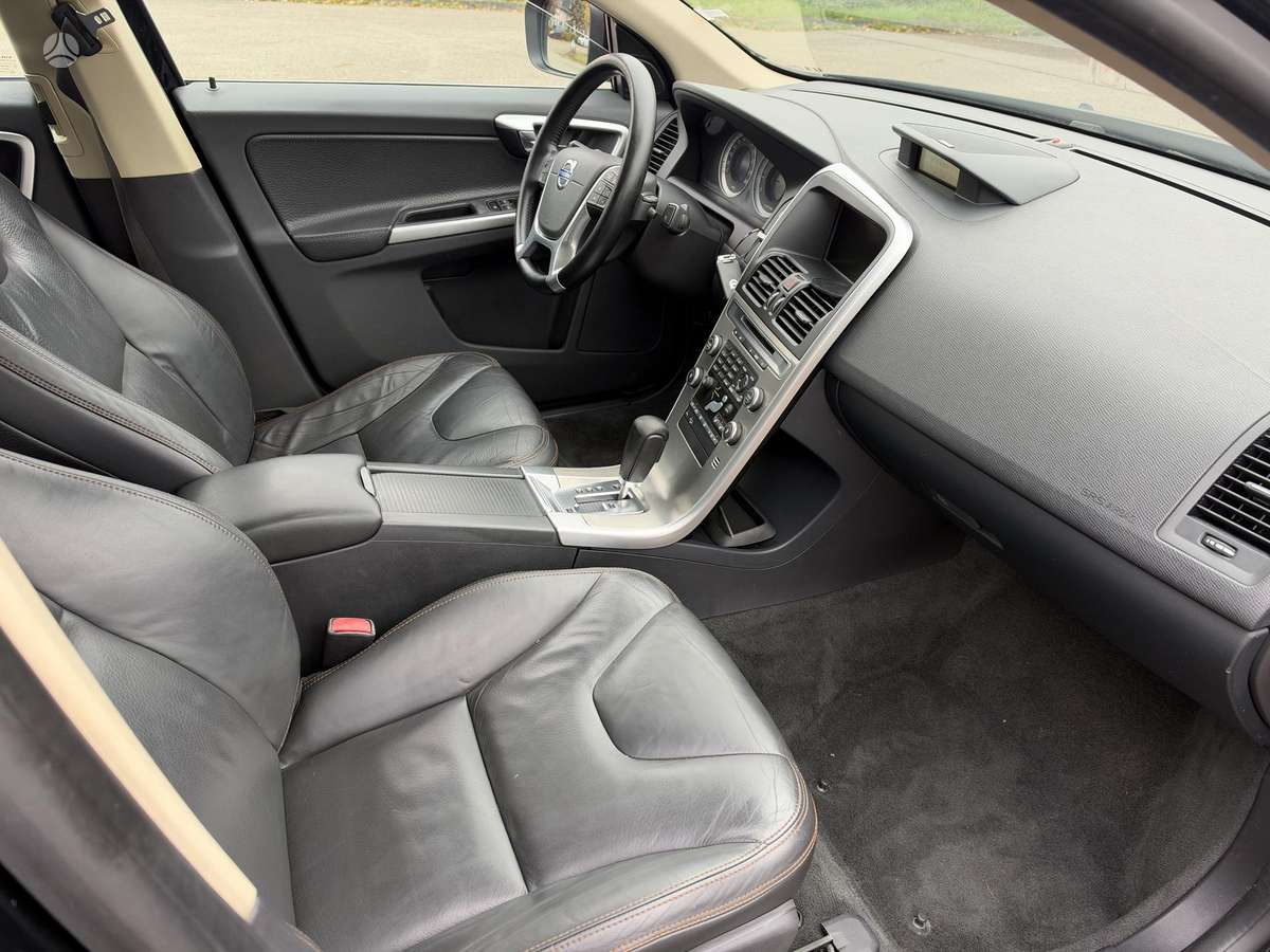 Volvo XC60 2010 — photo 9