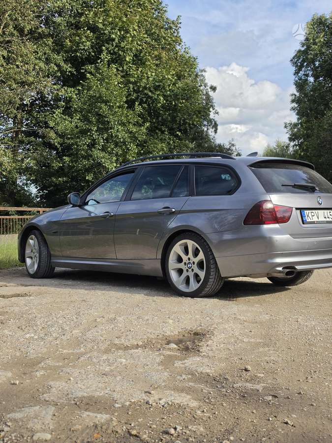 BMW 320 2009 — вигляд ззаду