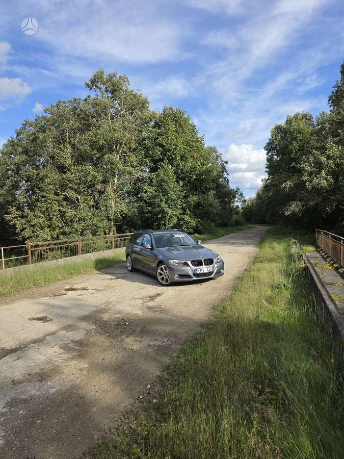 BMW 320 2009 — салон