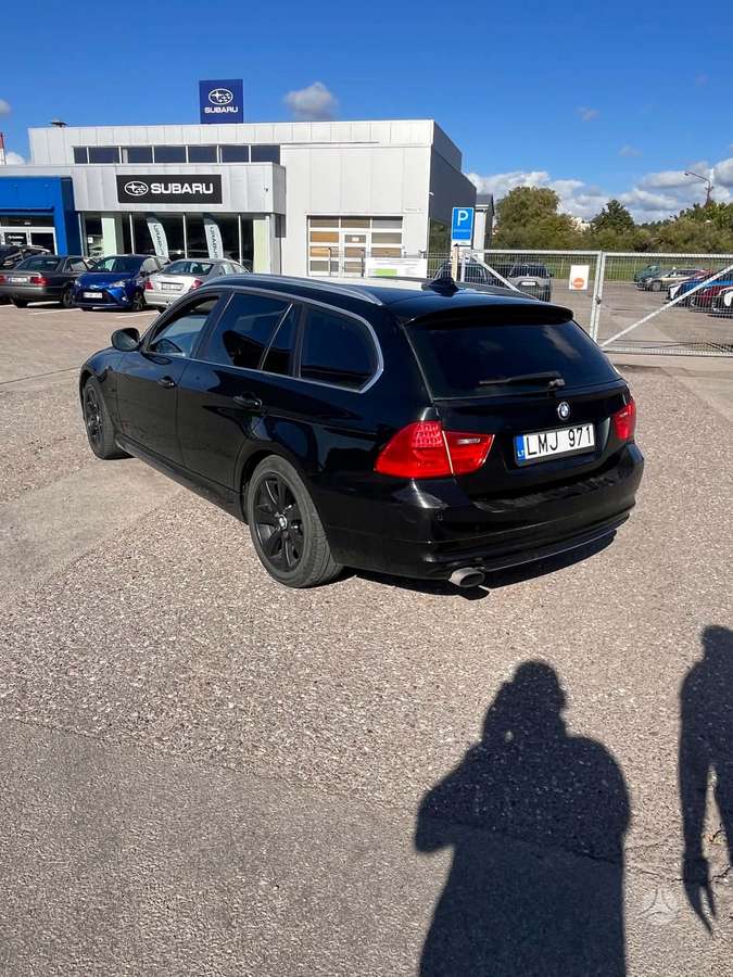 BMW 320 2011 — rear view