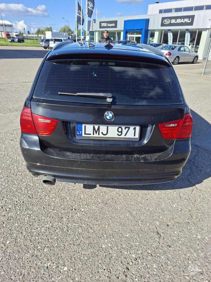 BMW 320 2011 — interior