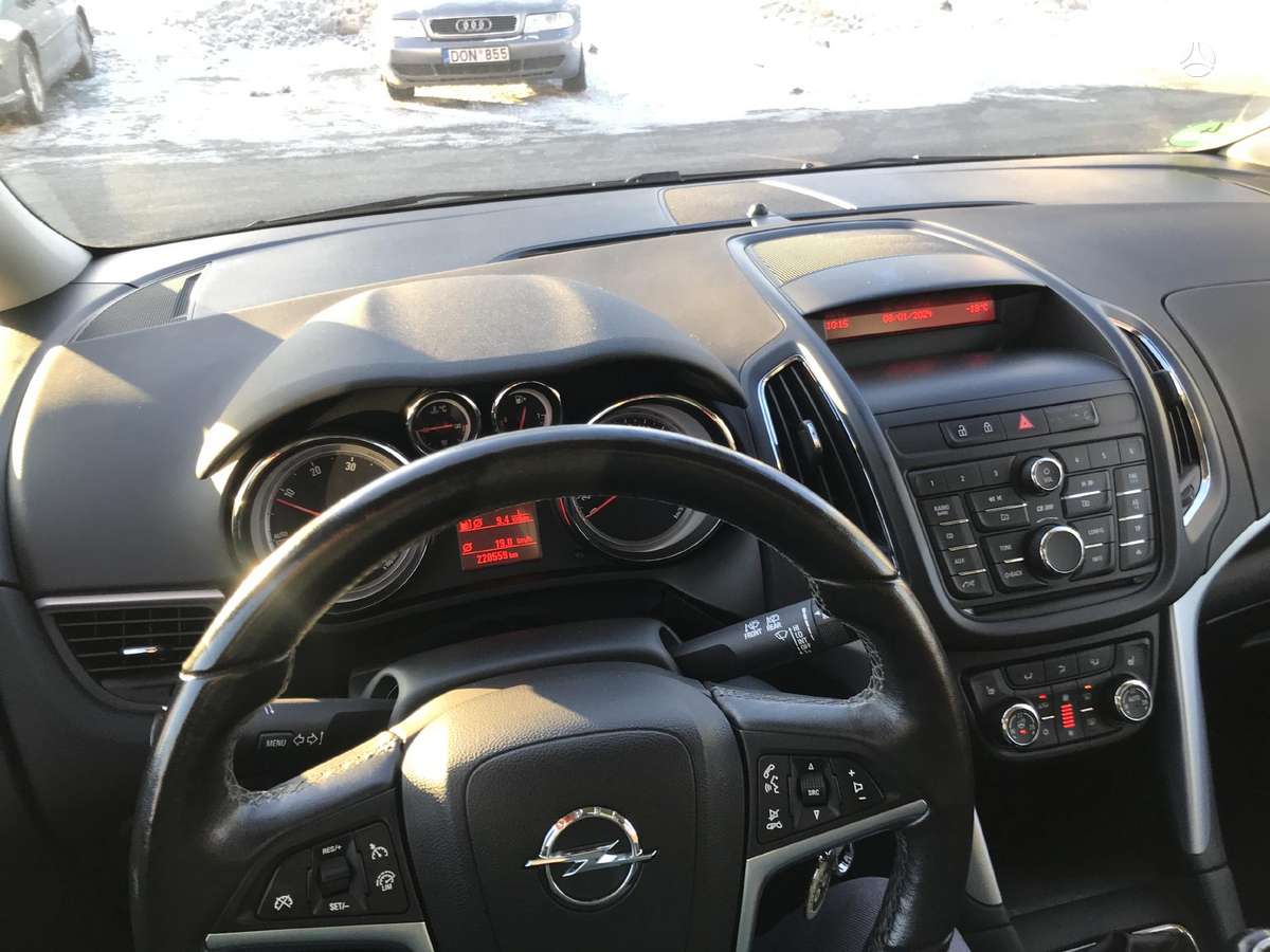 Opel Zafira 2015 — photo 11