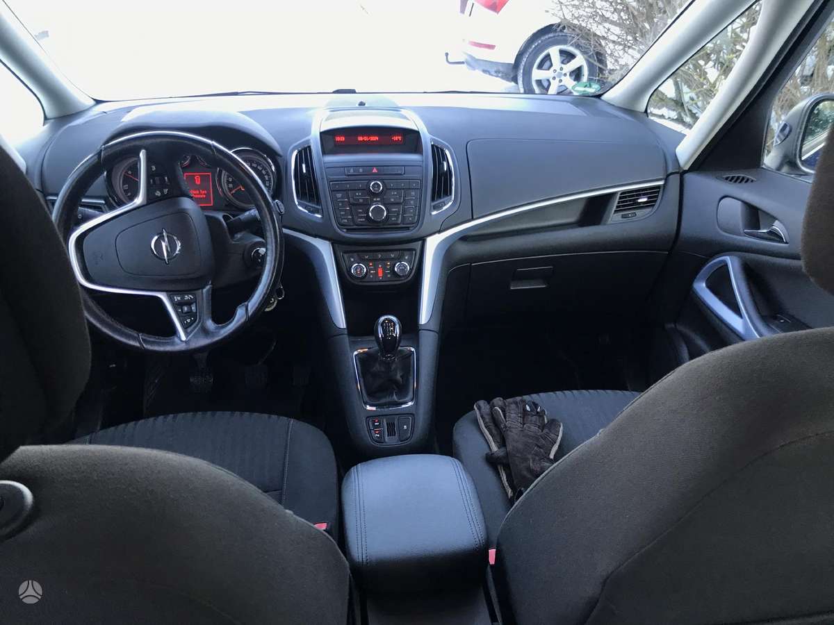 Opel Zafira 2015 — photo 12