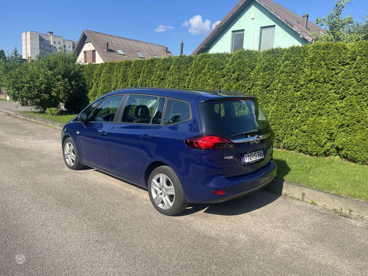 Opel Zafira 2015 — rear view