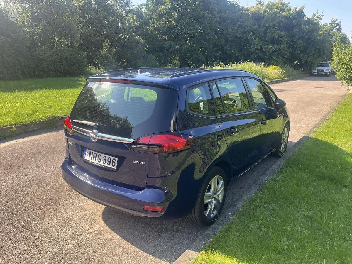 Opel Zafira 2015 — interior