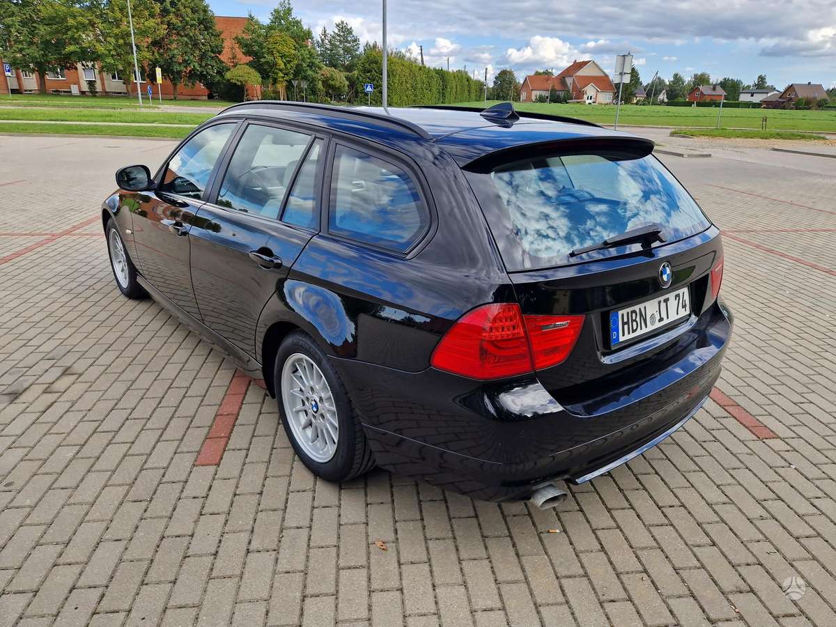BMW 318 2011 — photo 11