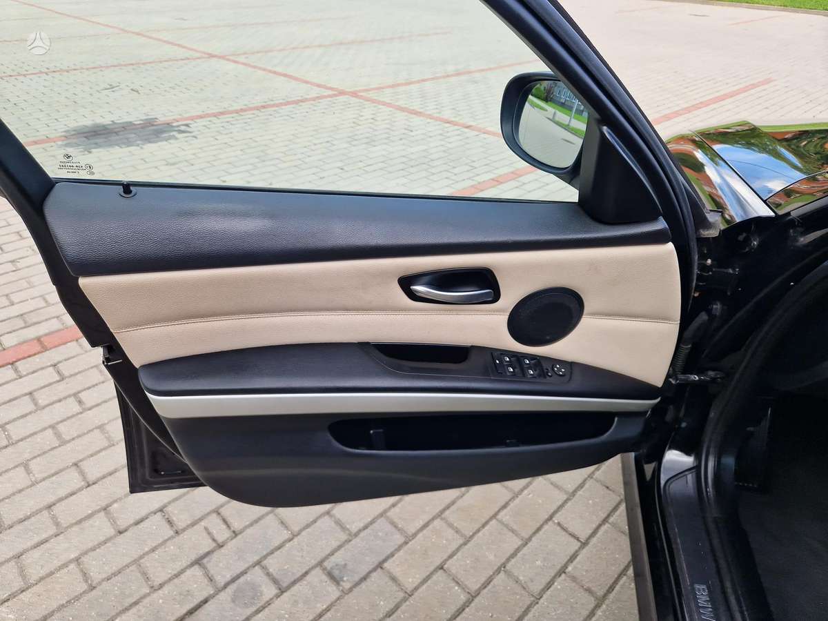 BMW 318 2011 — photo 16