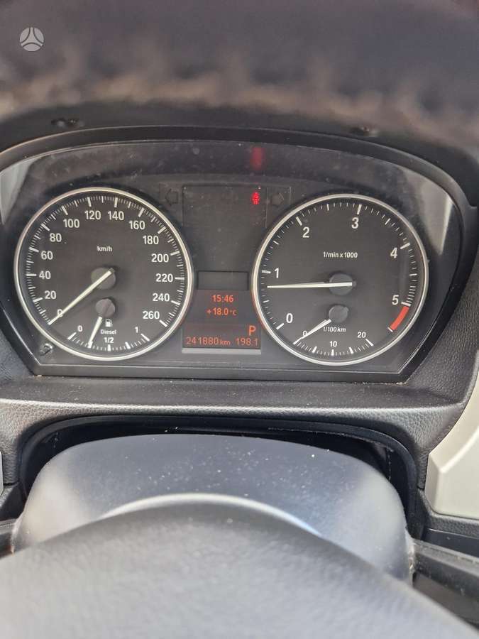 BMW 318 2011 — photo 17