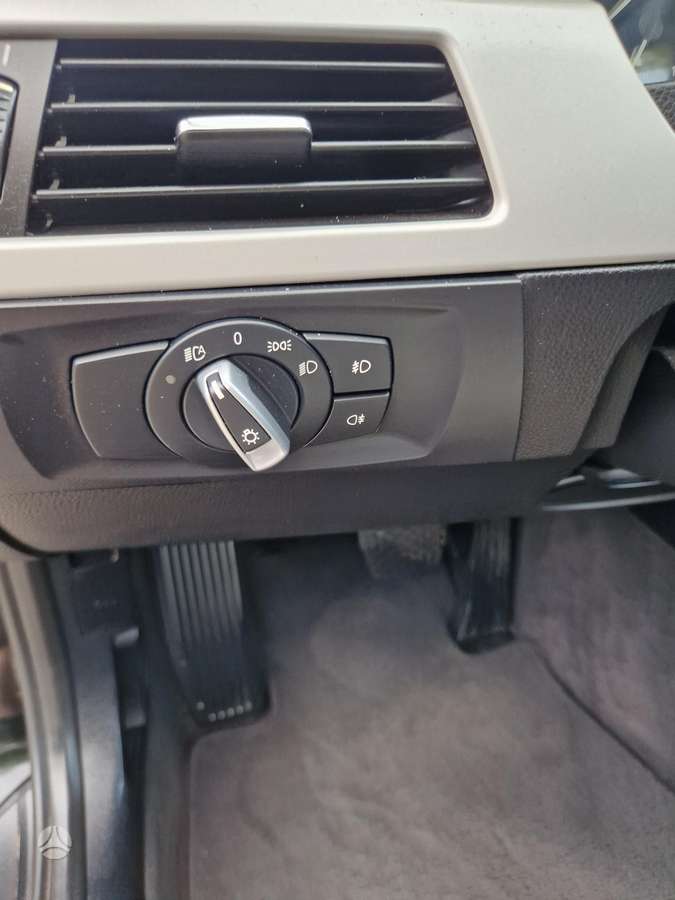 BMW 318 2011 — photo 18