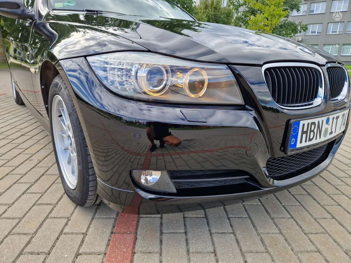 BMW 318 2011 — rear view