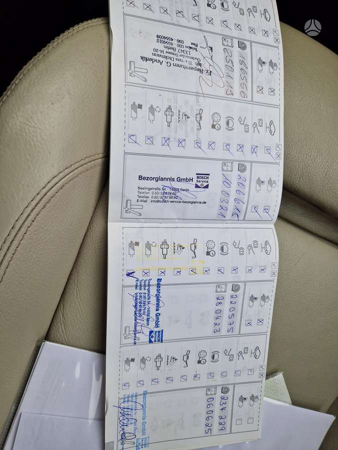 BMW 318 2011 — photo 24