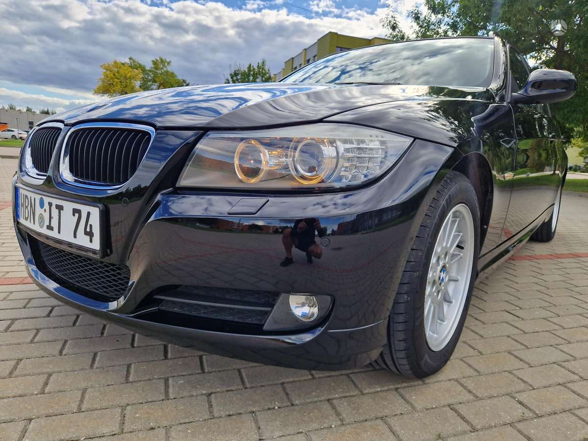 BMW 318 2011 — interior