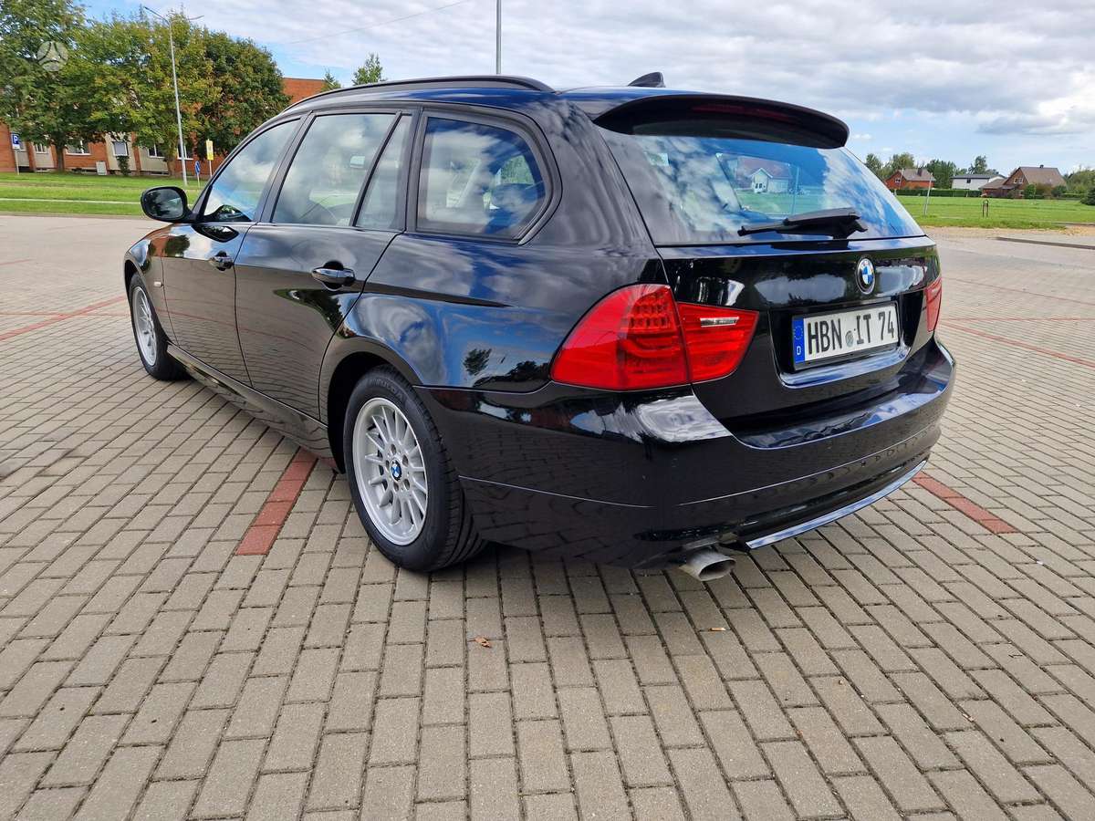 BMW 318 2011 — photo 7