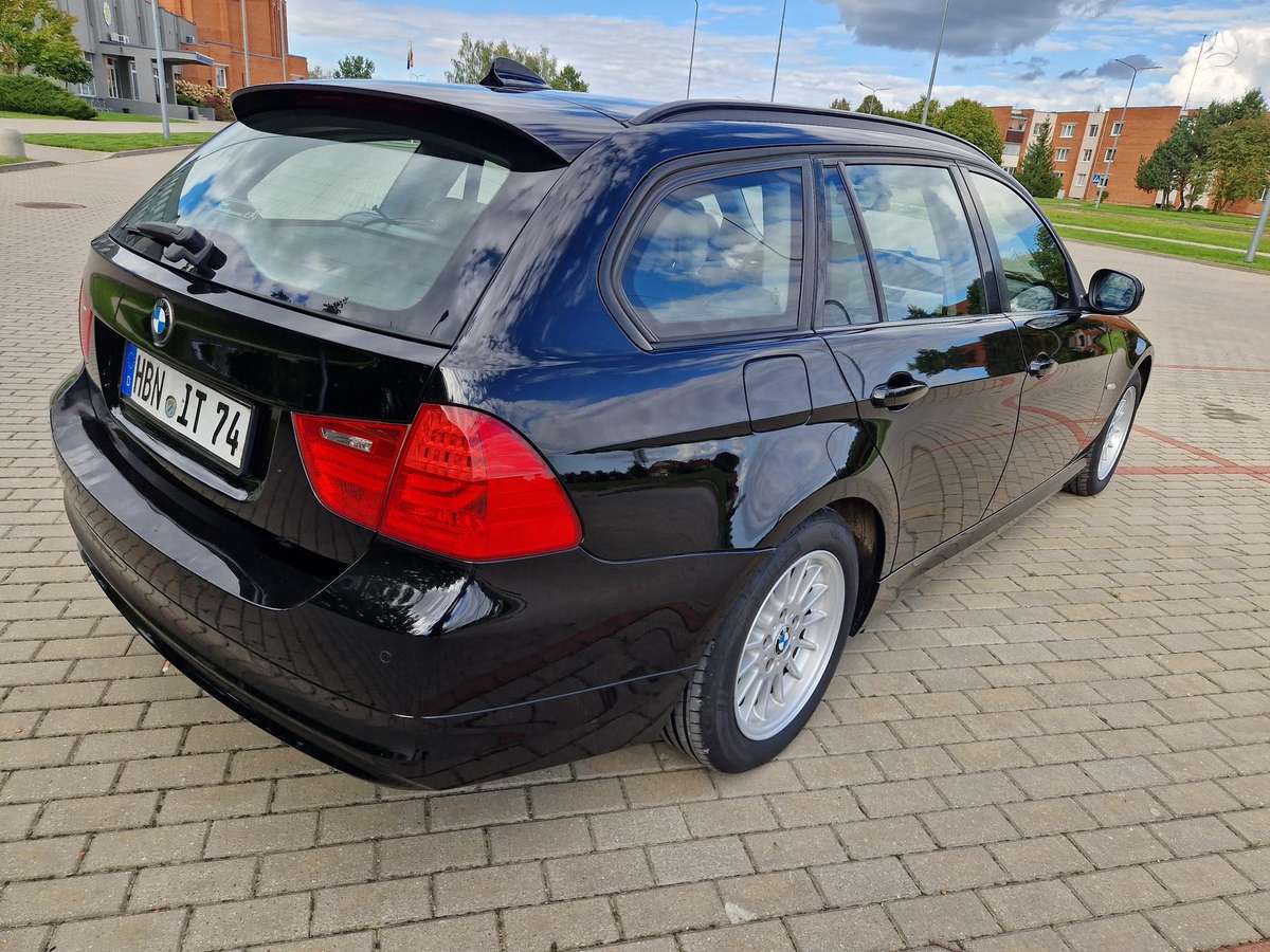BMW 318 2011 — photo 8