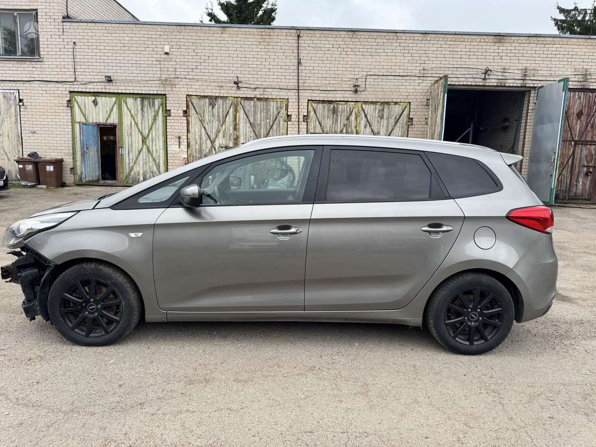 Kia Carens 2013 — rear view